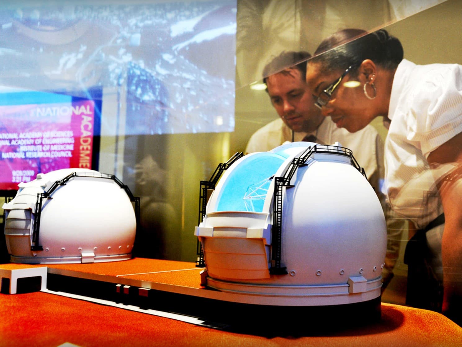 picture of the keck observatory sculpture